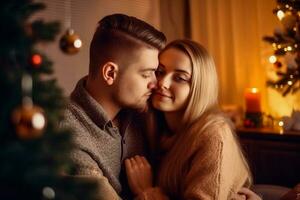paar in liefde knuffelen in de kamer in de buurt de Kerstmis boom foto