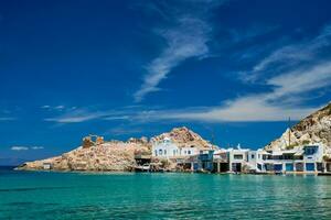 de strand van firapotamos in milos, Griekenland foto