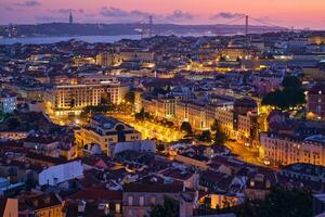 avond visie van Lissabon van miradouro da senhora Doen monte gezichtspunt. Lissabon, Portugal foto