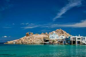 de strand van firapotamos in milos, Griekenland foto