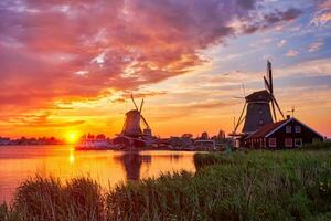 windmolens Bij zaanse schans in Holland Aan zonsondergang. zaandam, onder foto