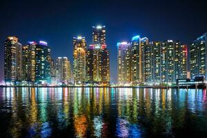 Busan jachthaven stad wolkenkrabbers verlicht in nacht foto
