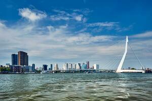 visie van Rotterdam over- nieuwe maas met erasmusbrug brug. Rotterdam, de Nederland foto