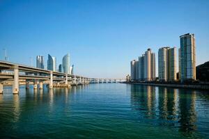 Busan wolkenkrabbers en gwangan brug, zuiden Korea foto