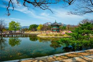 hyangwonjeong paviljoen, gyeongbokgung paleis, seoel, zuiden Korea foto