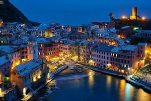 vernazza dorp verlichte in de nacht, cinque terrein, ligurië, Italië foto