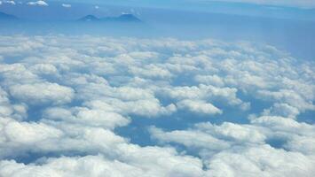 wolkenlandschap. visie van de venster van een vliegtuig vliegend bovenstaand de wolken. foto