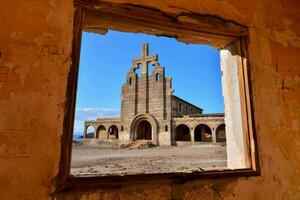 de verlaten kerk in de woestijn foto