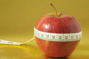een appel met een meten plakband in de omgeving van het foto