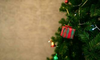 Kerstmis boom versierd met rood geschenk doos in leven kamer foto