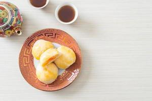 Chinees gebak maancake met gezouten ei-pinda foto