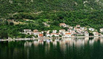 dorpsreflecties in de baai van Kotor foto