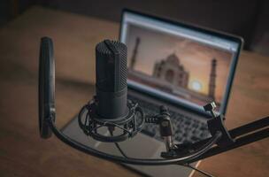 huis studio podcast interieur. groot microfoon, notitieboekje en notebooks Aan de tafel. detailopname foto