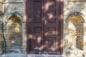 houten deuren naar een oud steen gebouw foto