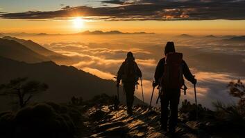 wandelaars Bij zonsopkomst in de bergen. ai gegenereerd. foto