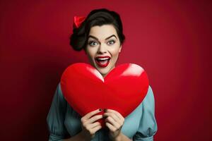 portret van een gelukkig vrouw met rood hart Aan een rood achtergrond.valentijnsdag dag concept ai gegenereerd foto