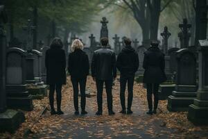 een groep van jong mensen in een begraafplaats op zoek Bij de grafstenen ai gegenereerd foto