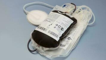 bloed zak bijdrage centrum, transfusie concept, levensreddende ziekenhuis procedure, medisch levering in noodgeval situatie foto