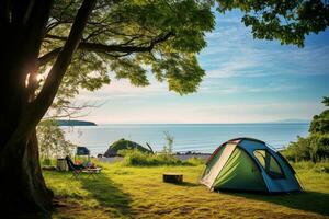 camping tent en camping uitrusting Aan groen gras met zee visie achtergrond ai gegenereerd foto