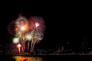 veel knipperend vuurwerk met nachtelijke stadsgezicht. foto