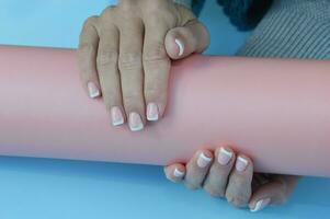 vrouwen handen met mooi gemanicuurd nagels. Frans manicuren. hand- zorg. foto