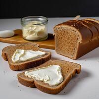 gesneden brood met boter en kaas Aan houten tafel gegenereerd met ai foto