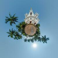 Portugal Katholiek kerk in oerwoud tussen palm bomen in Indisch keerkring dorp Aan weinig planeet in blauw lucht, transformatie van bolvormig 360 panorama. bolvormig abstract visie met kromming van ruimte. foto