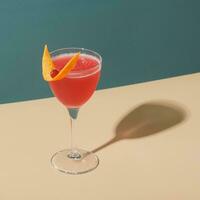minimalistisch nog steeds leven van roze alcoholisch cocktail in gestoomd glas. minimalistisch modern fotografie. foto