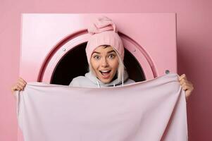 vrouw uitbrander het wassen machine roze lap. genereren ai foto