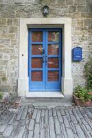 beeld van een blauw Ingang deur naar een woon- gebouw met een antiek facade foto