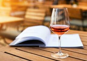 een glas met aperol Aan de tafel in een zomer straat cafe. ontspanning en genot. detailopname. plaats voor tekst. selectief focus. foto