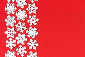 top visie van winter ornament gemaakt van wit sneeuwvlokken Aan kleurrijk achtergrond. gelukkig nieuw jaar concept met kopiëren ruimte foto