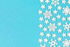 top visie van winter ornament gemaakt van wit sneeuwvlokken Aan kleurrijk achtergrond. gelukkig nieuw jaar concept met kopiëren ruimte foto