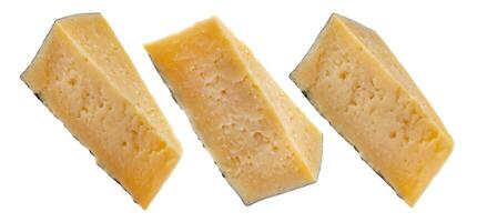 driehoek stuk van Parmezaanse kaas kaas geïsoleerd Aan wit achtergrond met knipsel pad foto