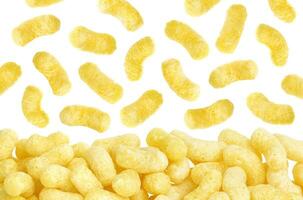 knapperig maïs stokjes vlokken geïsoleerd Aan wit achtergrond foto