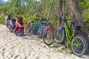 kleurrijke geparkeerde fietsen op het strand van playa del carmen, mexico