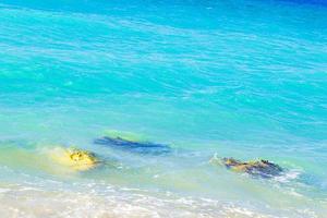 turkoois blauw water en rotsen kremasti strand rhodos griekenland.