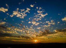 kleurrijke lucht tijdens zonsondergang natuurlijk landschap foto