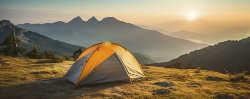 tent Bij berg landschap Bij zonsondergang, generatief ai foto