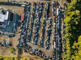 bovenaanzicht vanuit de lucht van tweedehands autoveiling te koop op een parkeerplaats foto