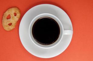 zwarte koffie in een witte koffiekop op een lichte achtergrond. foto