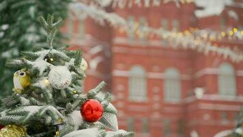 Kerstmis boom buiten in winter. Kerstmis boom Aan de achtergrond van rood plein in Moskou. Kerstmis en nieuw jaar concept. foto