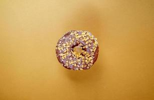 verse chocolade donut geïsoleerd op koffie achtergrond. foto