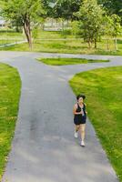 vrouw rennen in de park Bij ochtend. foto