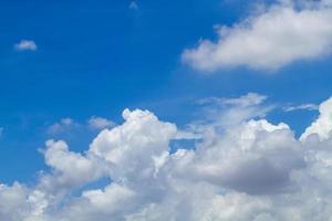 mooie blauwe lucht en wolken foto