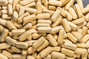 tablets vitamines met een bron van voedingsstoffen voor vegetariërs en geliefden van gezond levensstijl foto