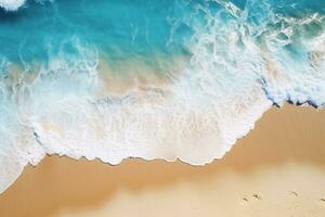top visie van tropisch strand golven Aan turkoois water. ai generatief foto