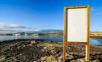 leeg bord op het strand foto