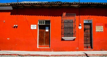 een rood gebouw met een deur en ramen foto