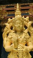 balinees Hindoe god gouden shiva durga standbeeld Aan een heilig Hindoe tempel in Indonesië foto